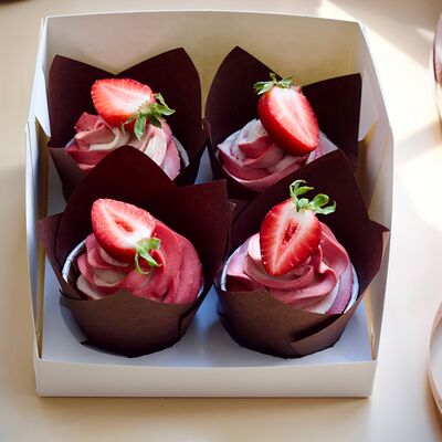 Капкейки ваниль-вишня в Chocoton по цене 2100 ₽