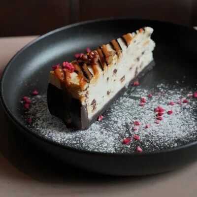 Чизкейк с шоколадом карамелью и орехами в Luna Urban по цене 490 ₽