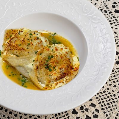 Нижегородский пельмень с кабаном, зелёной капустой и соусом Щи в Краса по цене 817 ₽