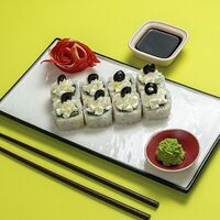 Греческий ролл с оливками, огурцом и листьями салата в SAKURA SUSHI PREMIUM