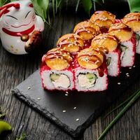 Ролл Калифорния с крабом запеченный в Кухня МОМО