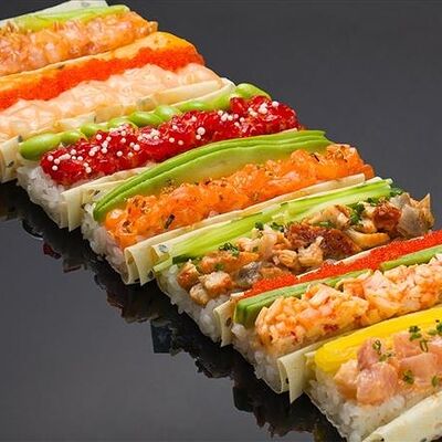 Ассорти хенд роллов в маменори в Bluefin по цене 7760 ₽