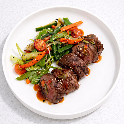 Рулет из телятины по-тирольски с овощным гарниром в Муссоны по цене 1720 ₽