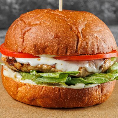 Бургер Цезарь с куриной грудкой в Мясоед по цене 670 ₽