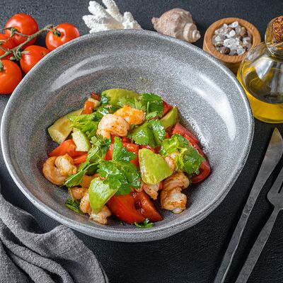 Салат Авокадо-креветки-помидоры в PizzAmore по цене 1190 ₽