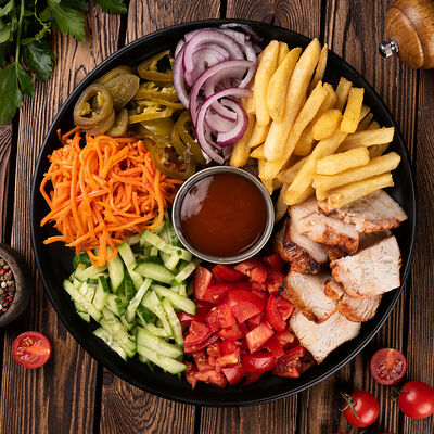 Шаверма Сладкий Чили на тарелке в Кухня 91 по цене 588 ₽