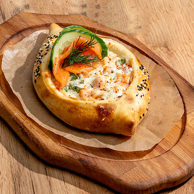 Хачапури с лососем чкмерули в Хочу Пури по цене 795 ₽