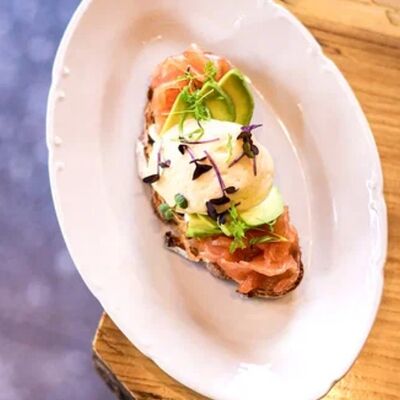 Брускетта с лососем слабой соли, спелым авокадо и яйцом пашот в Тарелочки по цене 990 ₽
