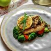 Филе судака с грибным соусом и брокколи в Коржик по цене 990