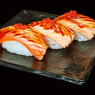 Опаленные суши с лососем в SUSHIлка по цене 850 ₽
