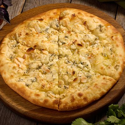 Хачапури с сыром Дорблю, медом и орехами в Халва по цене 570 ₽