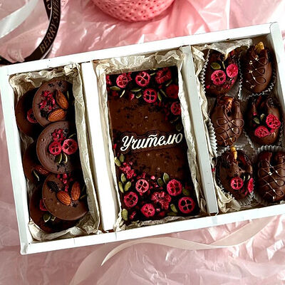 Шоколадный Набор Для учителя с финиками в Berry sweets по цене 2735 ₽