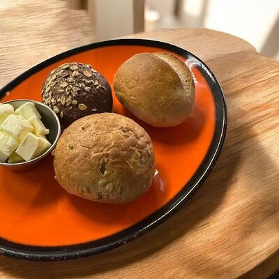 Хлебная корзина со сливочным маслом в Сытый Мишка по цене 290 ₽