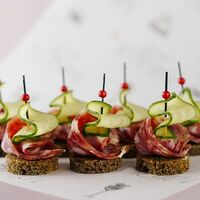 Канапе с салями в Hotkitchen