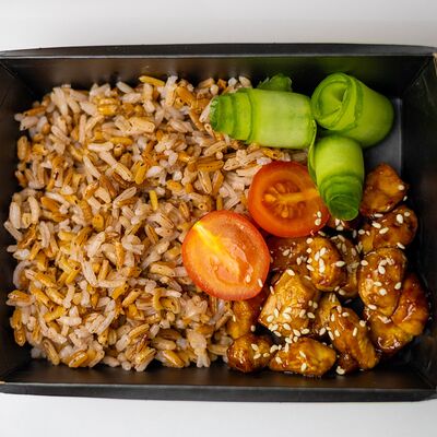 Курица терияки с красным рисом и кунжутным соусом в Тарелка по цене 421 ₽