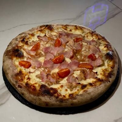 Пицца с креветками и беконом в Kaif Lounge по цене 1200 ₽