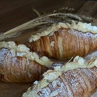 Круассан миндальный в Dada Art Bakery