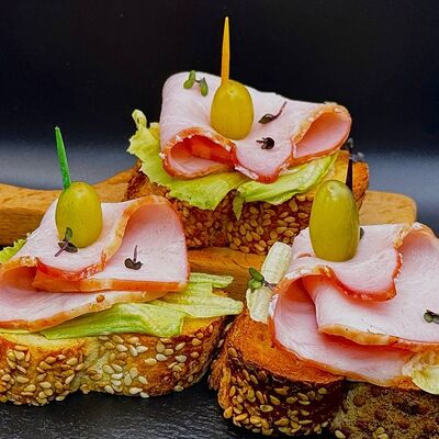 Брускетта с карбонадом М в Boom-box Catering по цене 1990 ₽