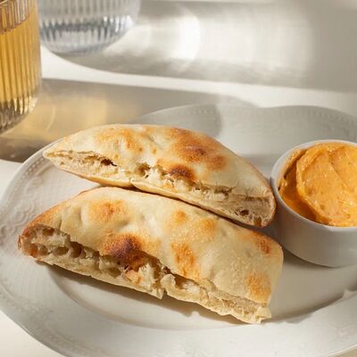 Свежевыпеченный хлеб из печи со сливочным маслом в Тепло по цене 290 ₽