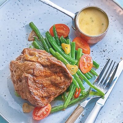 Филе мраморной говядины с соусом из кампотского перца и картофелем конфи в Черетто море по цене 2890 ₽