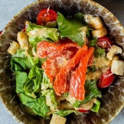 Салат Цезарь с лососем в Красножар по цене 895 ₽