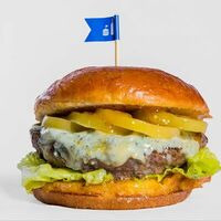 С голубым сыром бургер в Бюро Бургеры и Бар