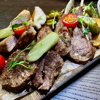 ГОРЯЧЕЕ МЯСНОЕ АССОРТИ в Vinokurov karaoke rest по цене 2808 ₽