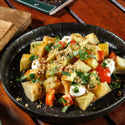 Салат с хрустящим баклажаном в Моравия по цене 468 ₽