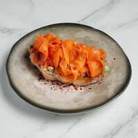 Брускетта с лососем, гуакамоле, красной икрой и яйцом пашот в Buffalero di Mare