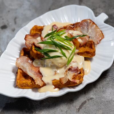 Тыквенные вафли с беконом, яйцом пашот и соусом Чеддер в ЗоЗо по цене 545 ₽