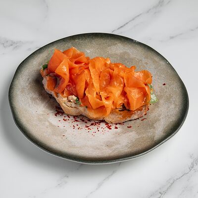 Брускетта с лососем, гуакамоле, красной икрой и яйцом пашот в Buffalero di Mare по цене 1200 ₽