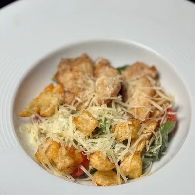 Салат Цезарь с курицей в Бобер Выдыхай по цене 575 ₽