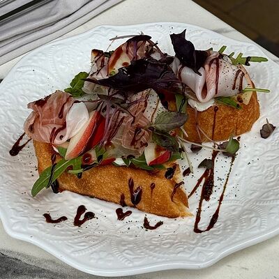 Брускетта с хамоном, сыром страчателла и нектарином в Семейное бистро Монти по цене 680 ₽