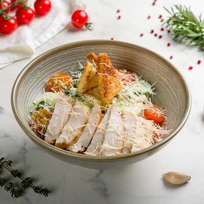Цезарь с цыпленком в City place по цене 749 ₽