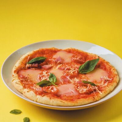 Пицца с ветчиной и томатами в ЛарисуВаннуХочу по цене 390