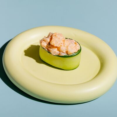 Суши в огурце с острым гребешком в Сушки на макушке по цене 390