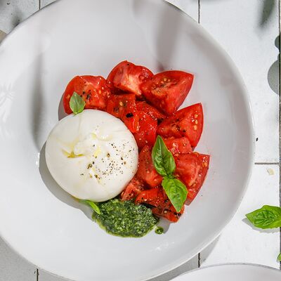 Буррата со спелыми томатами в ЛарисуВаннуХочу по цене 1190