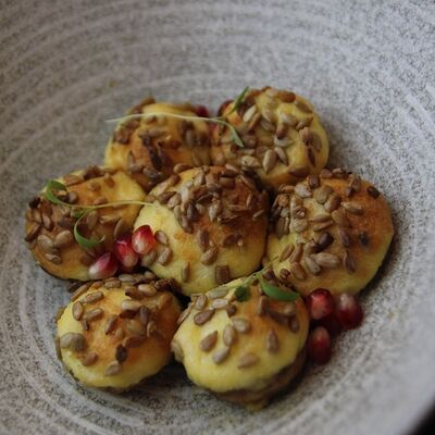 Запеченные шампиньоны с сыром сулугуни и семенами подсолнечника в Grill Vino & Хачапури по цене 420 ₽