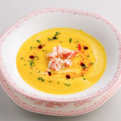 Тыквенный крем-суп с крабом опилио и маслом том ямв Crevette по цене 750 ₽