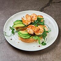 Брускетта с тигровой креветкой и авокадо в JAGGER