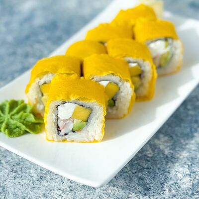 Ролл с креветкой, манго, авокадо, сливочным сыром в соевом листе в Food market skolkovo по цене 650 ₽