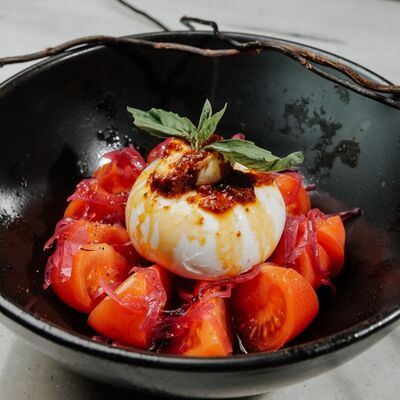 Буррата с томатами и аджикой в Потроха по цене 829 ₽