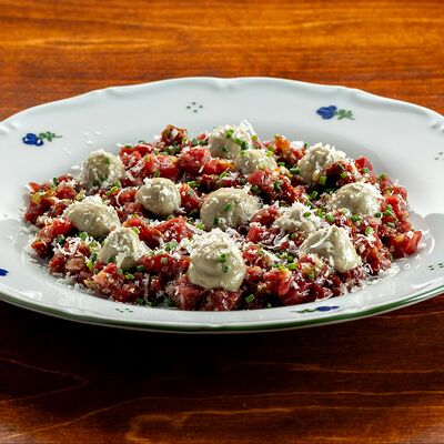 Тартар из говяжьей вырезки в Tre Santi по цене 1370 ₽