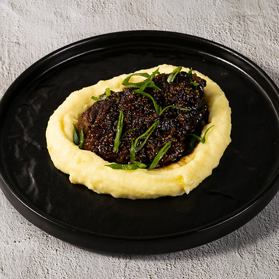 Томленые говяжьи щечки в Гриль-паб ЕрмолаевЪ по цене 865 ₽