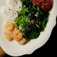 Завтрак с креветками и авокадо в Etika Bistro
