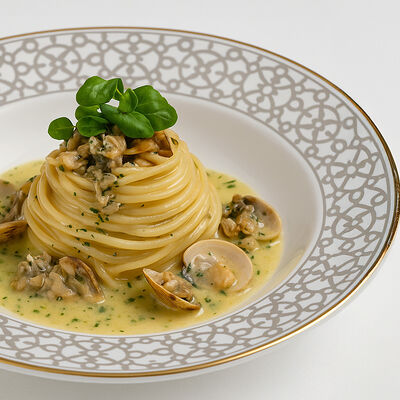 Спагетти вонголе в Lui по цене 2300 ₽