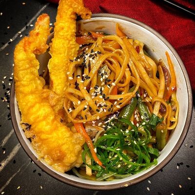 Жареная лапша с креветкой темпура в Kirova street по цене 550 ₽