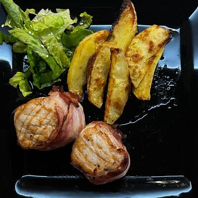 Медальоны из свинины с запеченным картофелем в Карасёвня по цене 444 ₽