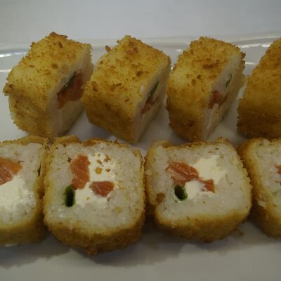 Ролл темпурный лососьв Хотэй суши по цене 539 ₽