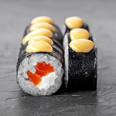 Ролл с лососем и сливочным сыром в Хочука по цене 520 ₽